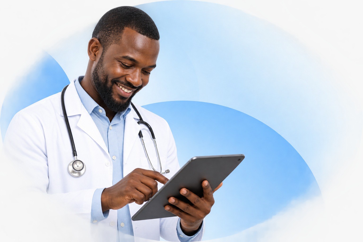 Médecin souriant utilisant une tablette